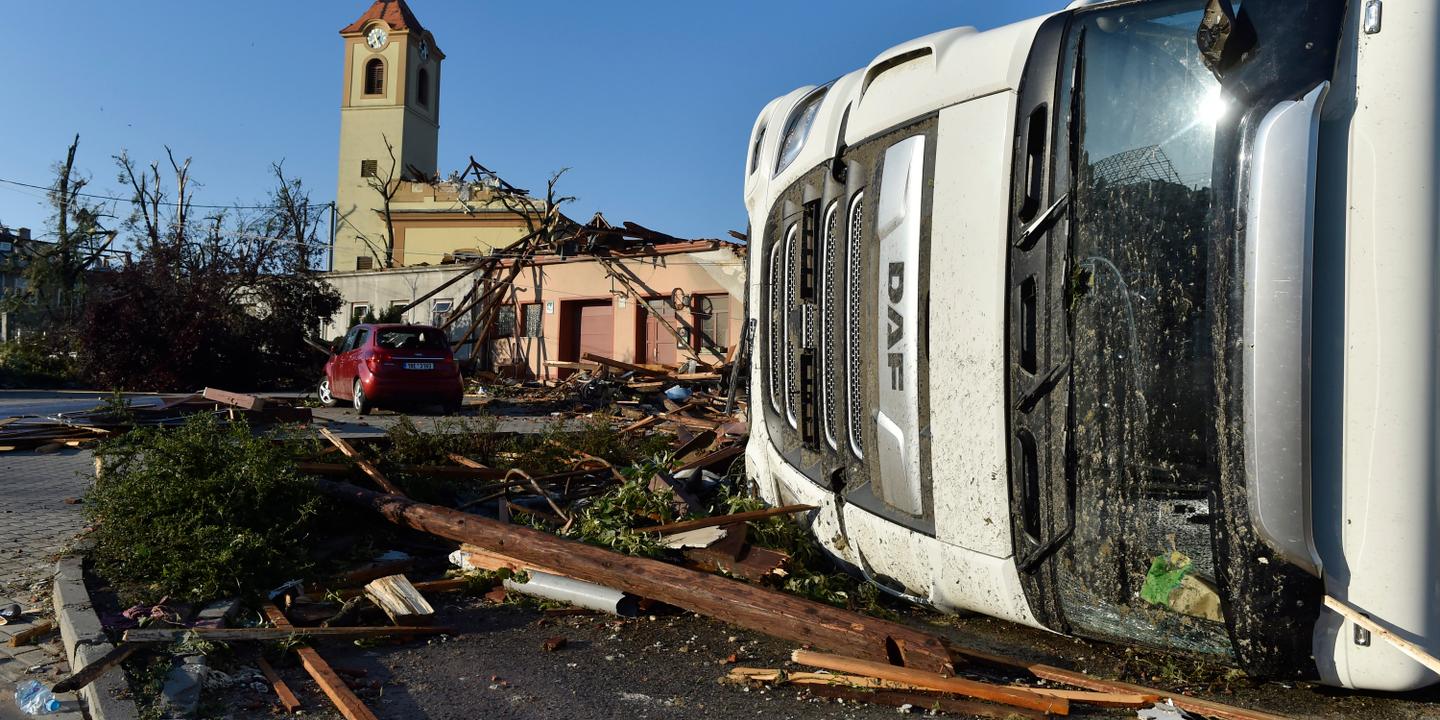 Tornade Republique Tcheque / Tornade En Republique Tcheque Au Moins 3 Morts Et Plus De 100 Blesses - Une impressionnante vidéo vient d'être publiée en provenance de la république tchèque, un homme filme la tornade arriver droit sur lui et mettre le chaos sur son passage.