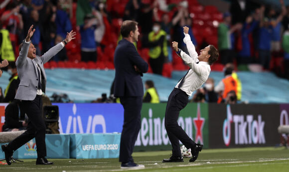 L'allenatore dell'Italia Roberto Mancini festeggia dopo aver vinto gli ottavi di finale del torneo di calcio Euro 2020 tra Italia e Austria al Wembley Stadium di Londra, sabato 26 giugno 2021 (Catherine Ivill / Pool via AP)