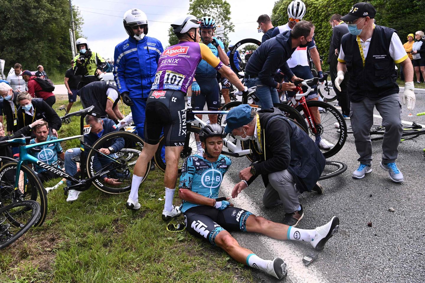 Tour de France  la femme qui a provoqué la chute massive retrouvée