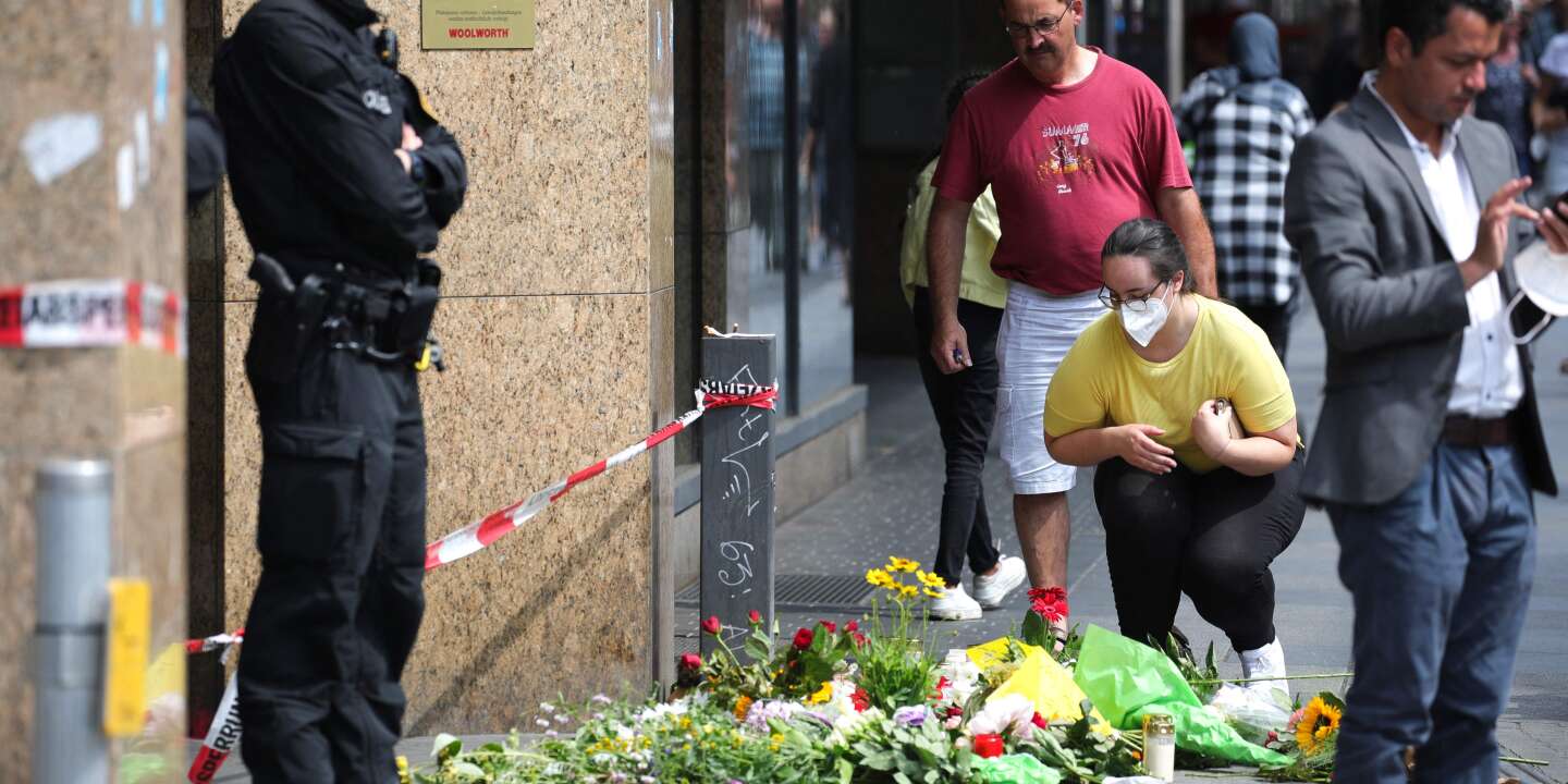 Geschockt von dem tödlichen Angriff ermitteln die Deutschen die Motive des Angreifers