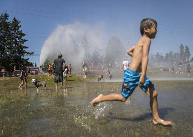 In Everett (Washington State), firefighters opened a fire hydrant on June 26, 2021 to cool people.