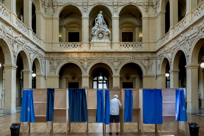Dans un bureau de vote au second tour des régionales en Auvergne Rhône-Alpes, à Lyon, le 27 juin 2021.