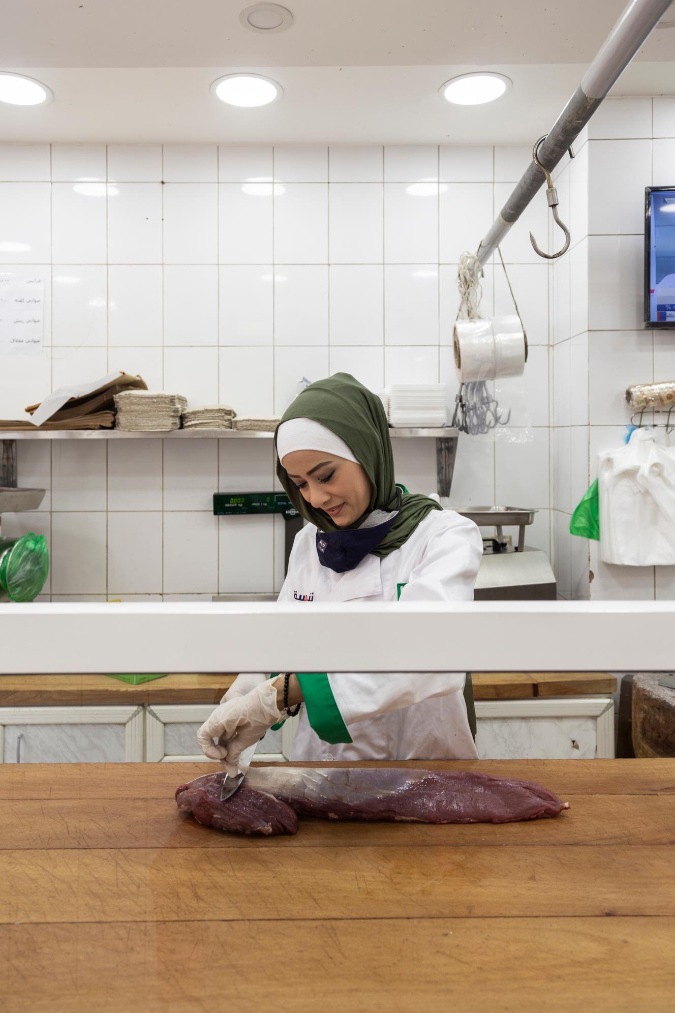 Nivine Madi, 36 ans, a choisi de travailler comme bouchère. Amman, Jordanie, le 28 juin 2021.