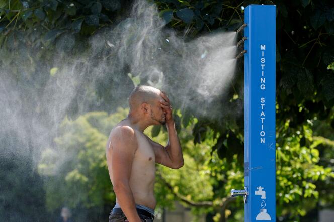 Un brumisateur installé dans un parc de Vancouver, en Colombie-Britannique, le 27 juin 2021.