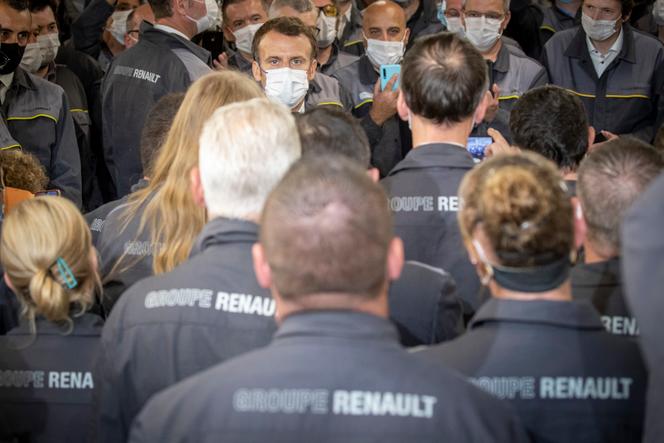 Emmanuel Macron visite l’usine Renault de Douai (Nord), le 28 juin 2021.