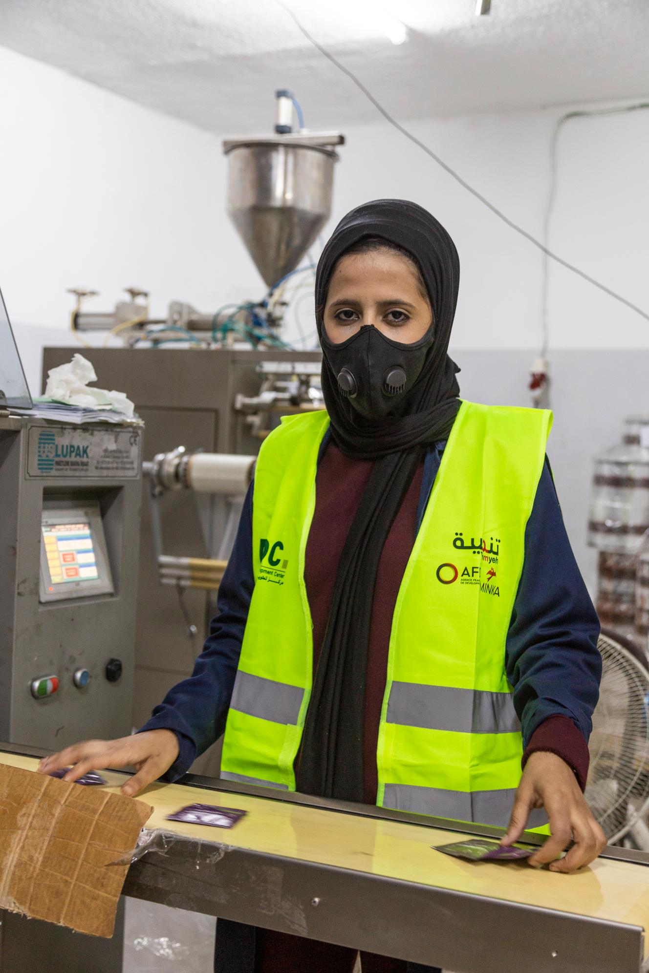Arabia Nimer, 22 ans, travaille au remplissage et au conditionnement à l’usine Safe Technology. Elle fait ce travaille pour pouvoir étudier le droit - elle travaille un semestre et étudie l’autre. Amman, Jordanie, le 28 juin 2021.