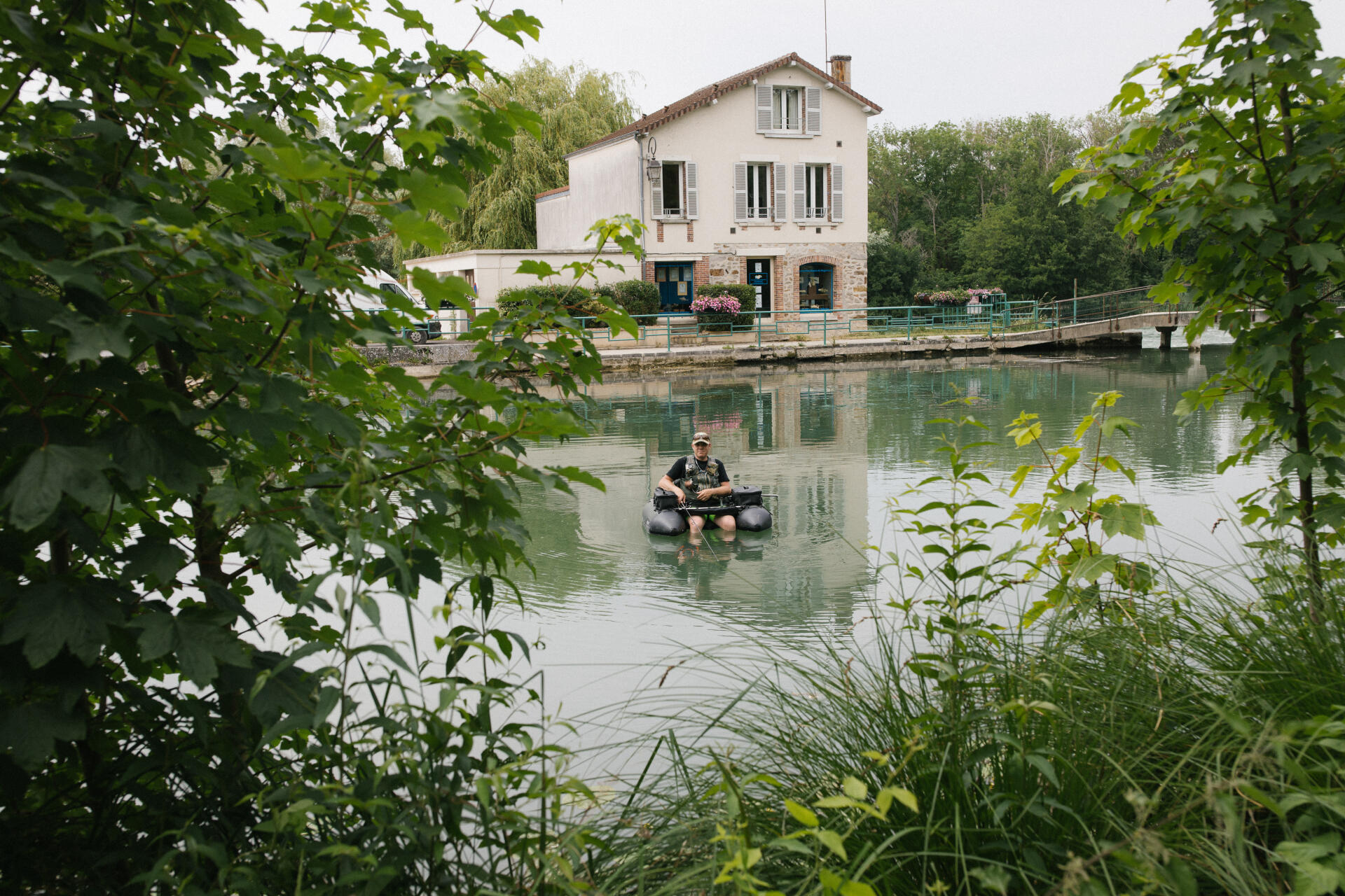 Un pêcheur sur la Seine qui traverse la commune de Nogent-Sur-Seine (Aube), le 17 juin.