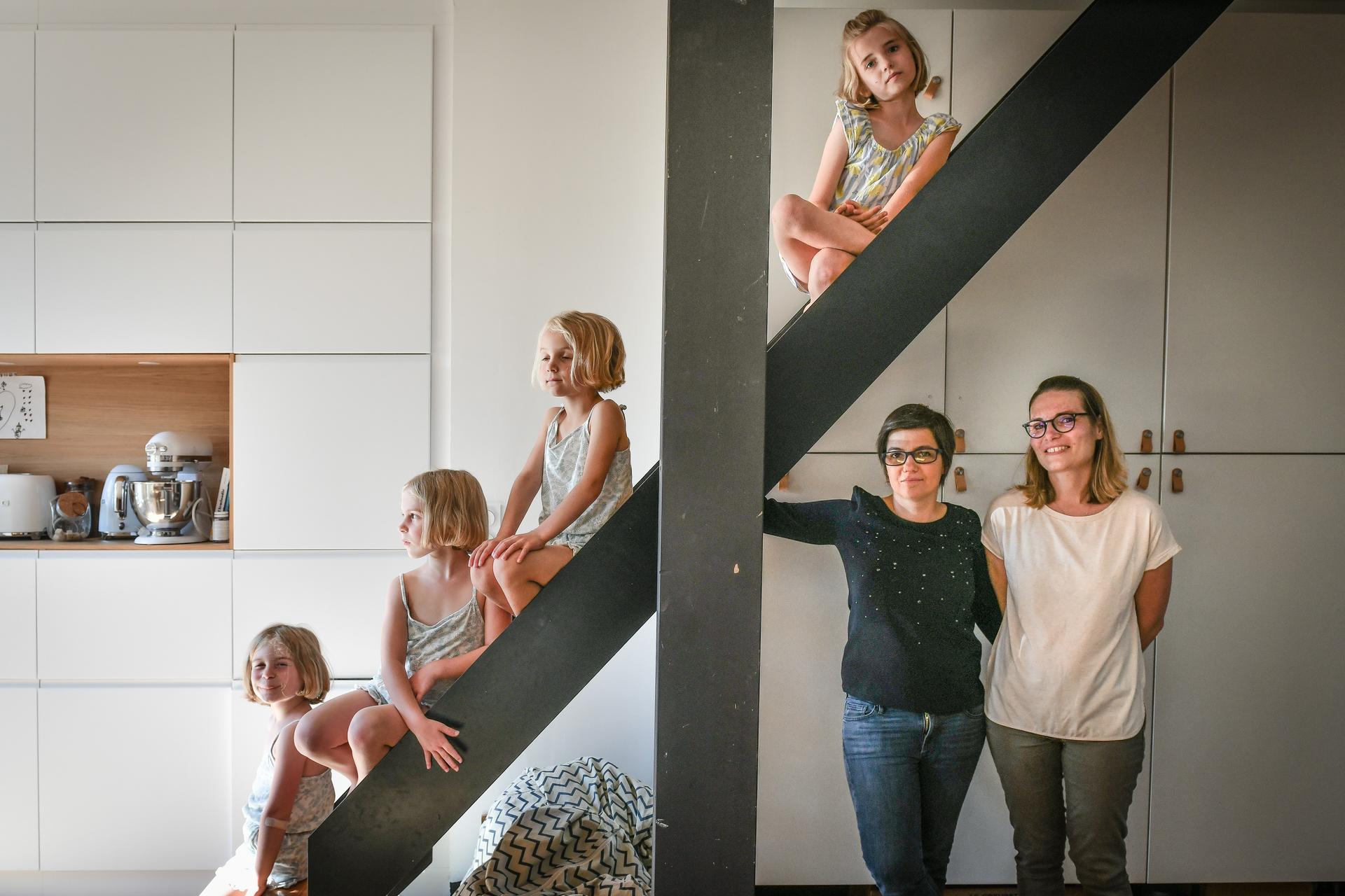 Juliette (9 ans) et les triplées Apolline, Emma et Camille (6 ans) posent avec leurs mères Aude et Constance Démettre, dans l’appartement qu’elles habitent à Bordeaux. A Bordeaux le 25 juin 2021.