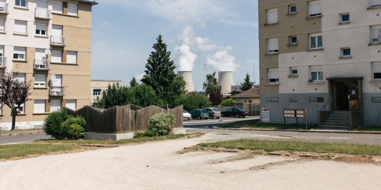 Nogent-Sur-Seine, Grand Est, le 17juin 2021. Un des quartiers populaires de la ville. Au fond, la centrale nucléaire.