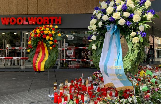 Des fleurs, des bougies et une couronne du premier ministre bavarois sont déposées devant un grand magasin de Würzburg, en Allemagne, le 27 juin 2021, après l’attaque au couteau perpétrée le 25 juin par un immigrant somalien de 24 ans, qui a tué trois personnes.