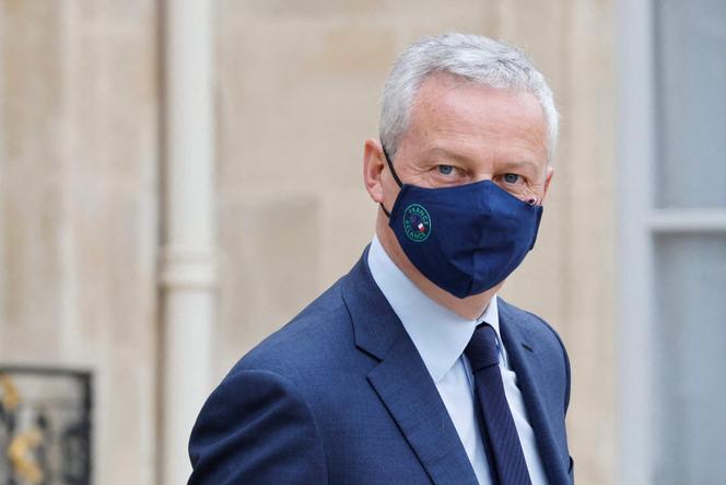 Le ministre des finances Bruno Le Maire portant un masque marqué du logo « France relance », à l’Elysée, le 23 juin 2021.
