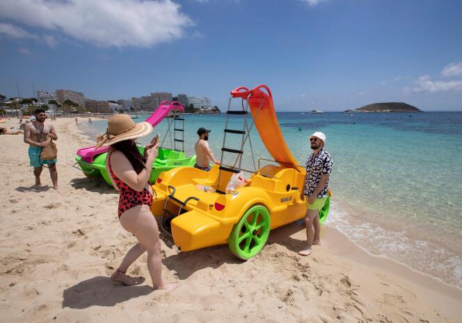 Turistas aproveitam um dia na praia de Magaluf, em Calvia, na ilha balear de Maiorca, em 28 de junho de 2021.