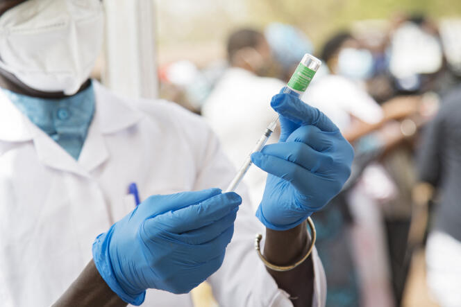 Une infirmière malienne prépare une dose de vaccin AstraZeneca dans un hôpital de Bamako, le 31 mars 2021.