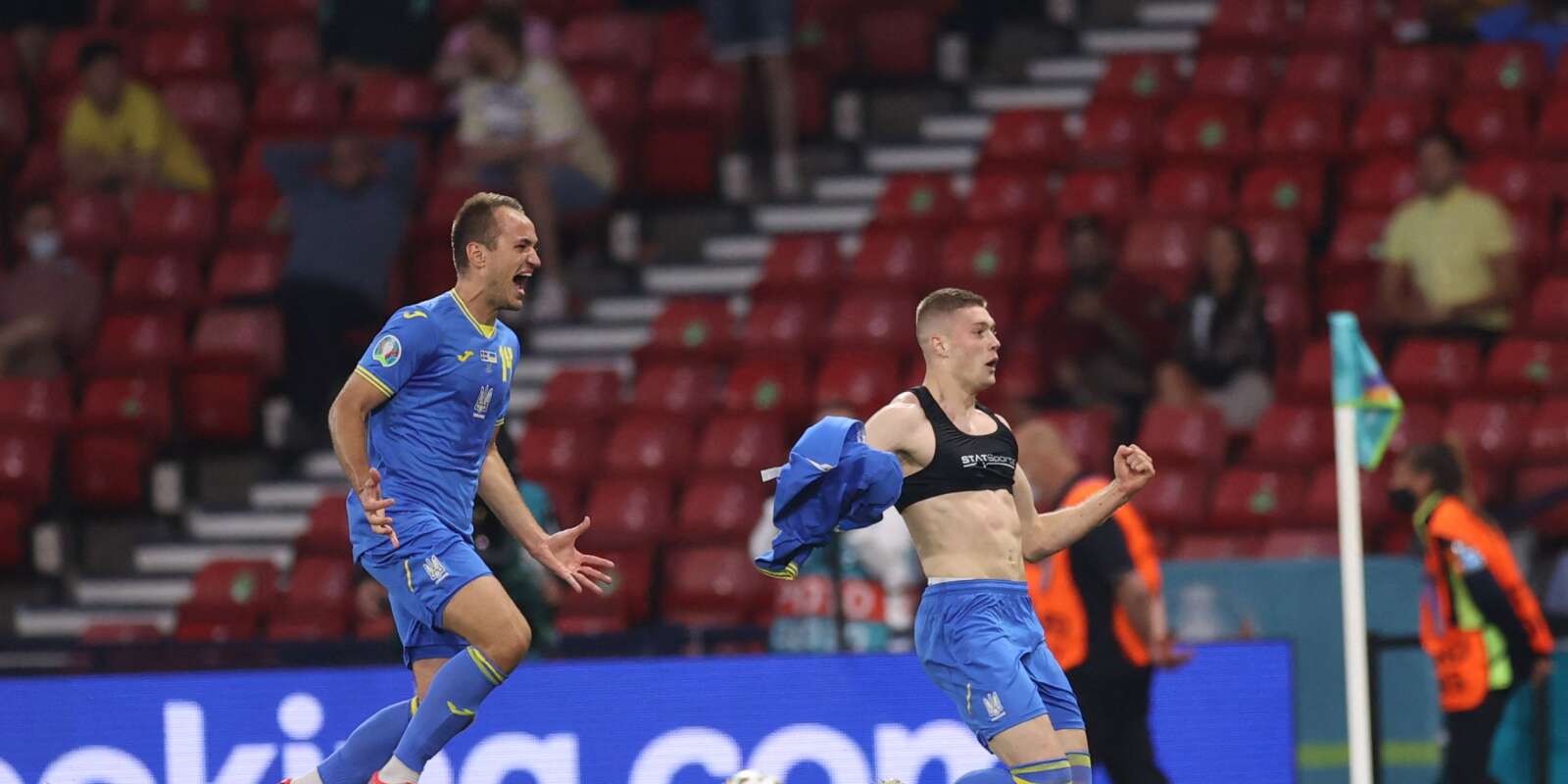 Ukraine's forward Artem Dovbyk (R) celebrates scoring their second goal during the UEFA EURO 2020 round of 16 football match between Sweden and Ukraine at Hampden Park in Glasgow on June 29, 2021. / AFP / POOL / LEE SMITH