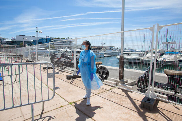 Une employée de laboratoire chargée de pratiquer des tests de dépistage aux abords du Palais des festivals, à Cannes, le 26 juin.