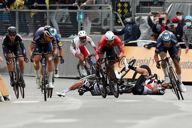 tour de france 2021 la gazette carte postale garde a vue et jambes en feu