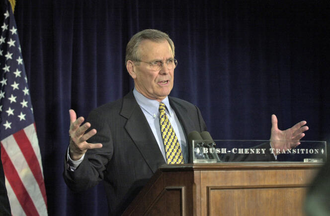 L’ancien secrétaire américain à la défense Donald Rumsfeld sous George W. Bush à Washington, DC, le 28 décembre 2000.