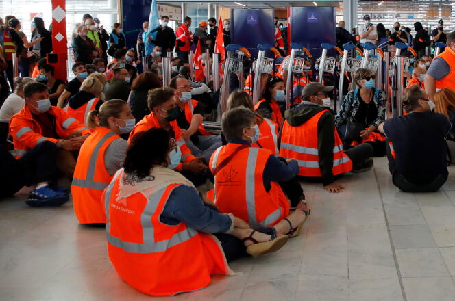 Des salariés de Groupe ADP (anciennement Aéroports de Paris) étaient en grève, à Orly, le 1er juillet 2022.