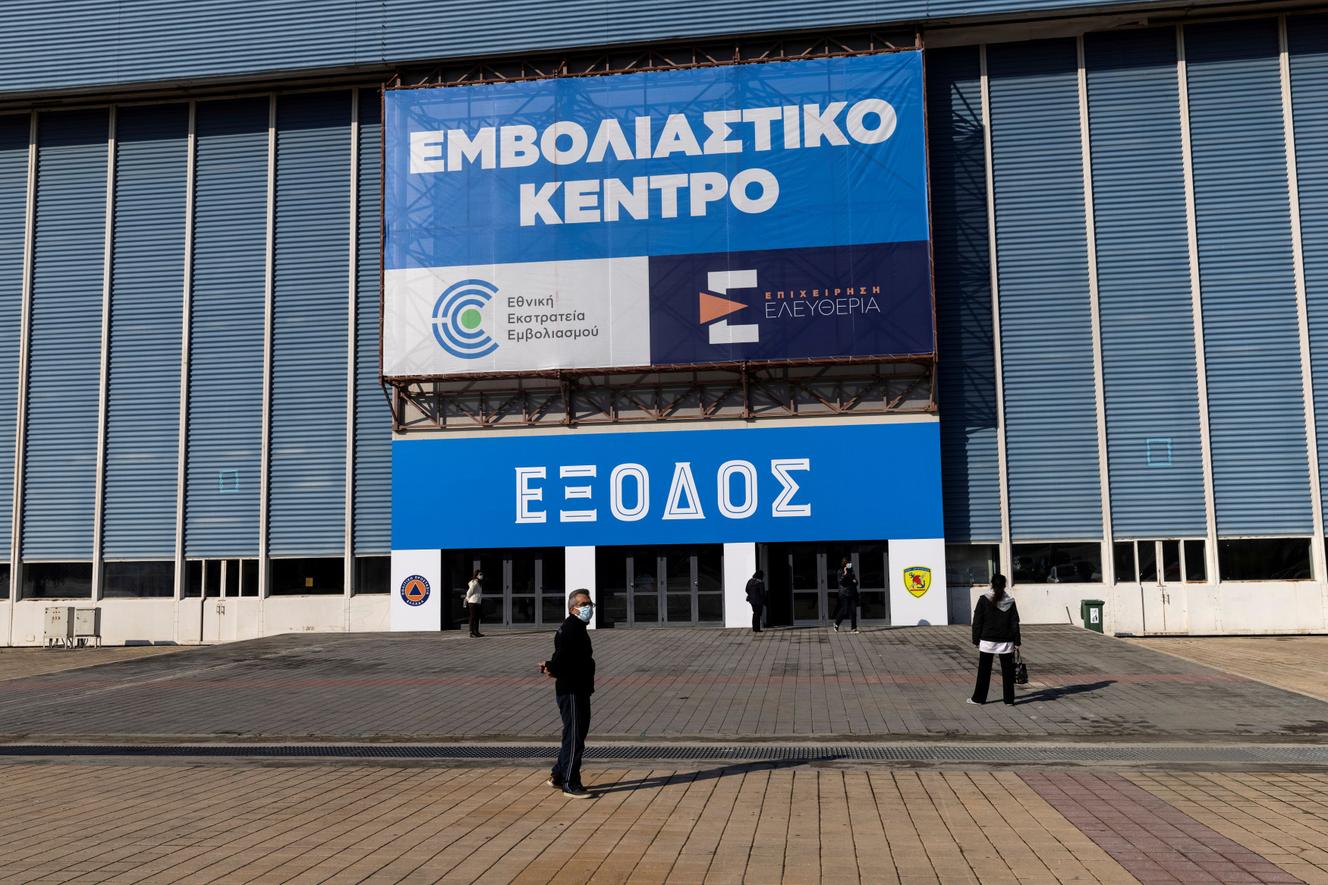 Mensen wachten in april 2021 buiten een nieuw vaccinatiecentrum in Athene.