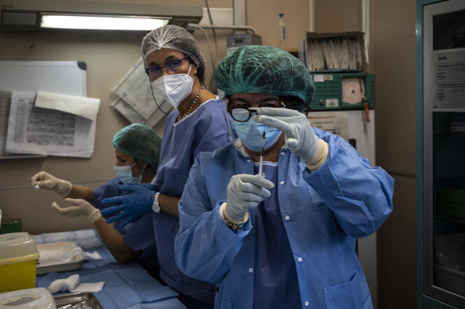 Une infirmière prépare une injection de vaccin contre le Covid-19 à l’hôpital Amedeo di Savoia, à Turin, dans le nord-ouest de l’Italie, le 27 décembre 2020.