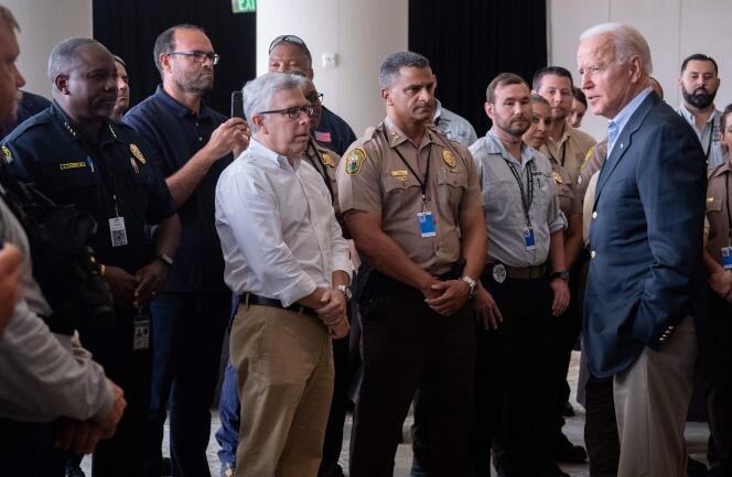 Le président américain Joe Biden s’entretient, le 1er juillet 2021, à Miami Beach, avec des secouristes qui se sont rendus sur le site de l’immeuble effondré, à Surfside.