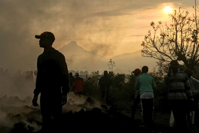 Des habitants près de maisons détruites par la lave déposée par l’éruption du volcan Nyiragongo, le 7 juin 2021.
