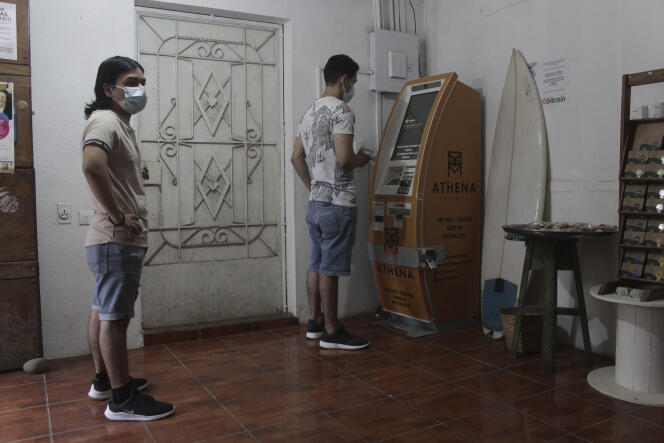 Distributeur de bitcoins, à El Zonte (Salvador), le 9 juin 2021.