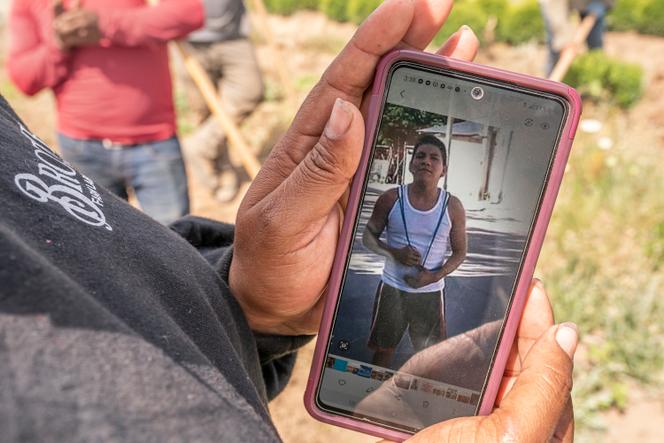 Un travailleur regarde une photo de Sebastian Francisco Perez, décédé lors de la canicule à Saint-Paul, Oregon, le 1er juillet 2021.