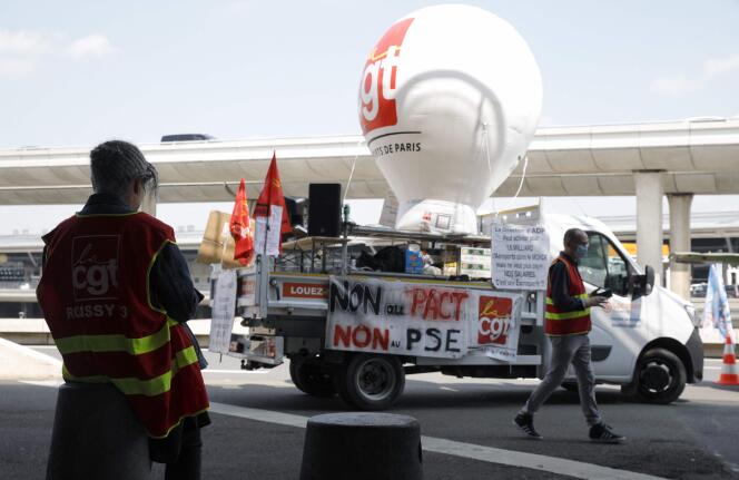 Des salariés du groupe ADP participent à une grève à l’aéroport Roissy-Charles-de-Gaulle (Val-d’Oise), le 2 juillet 2021.