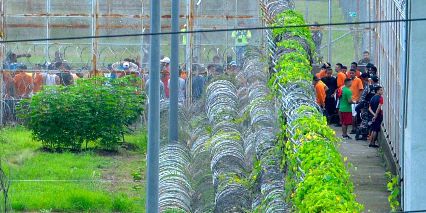 En Equateur, des détenus rendent leurs armes et s'engagent pour la paix dans une prison - Vimarsana News