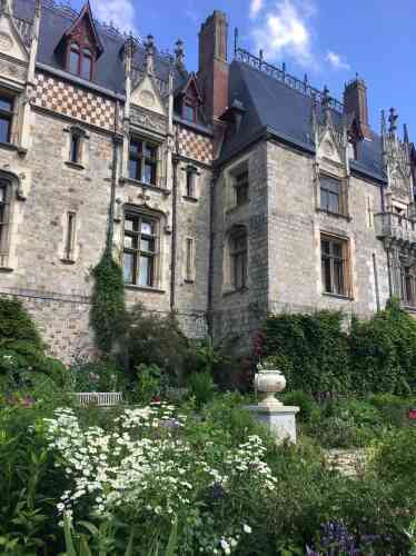 D’origine Renaissance, le château de Clères, en Seine-Maritime, a connu au XIXe siècle des agrandissements néogothiques. Les jardins en terrasses ont été dessinés au XXe siècle par le paysagiste anglais Tipping, dans le style « Arts and Crafts », à la demande du nouveau propriétaire, l’ornithologue Jean Delacour.