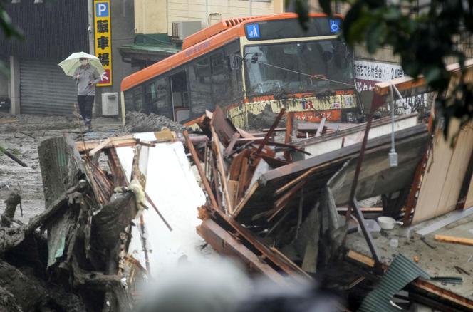 Los deslizamientos de tierra dañaron autobuses y casas en Atami, Japón central, el sábado 3 de julio de 2021.