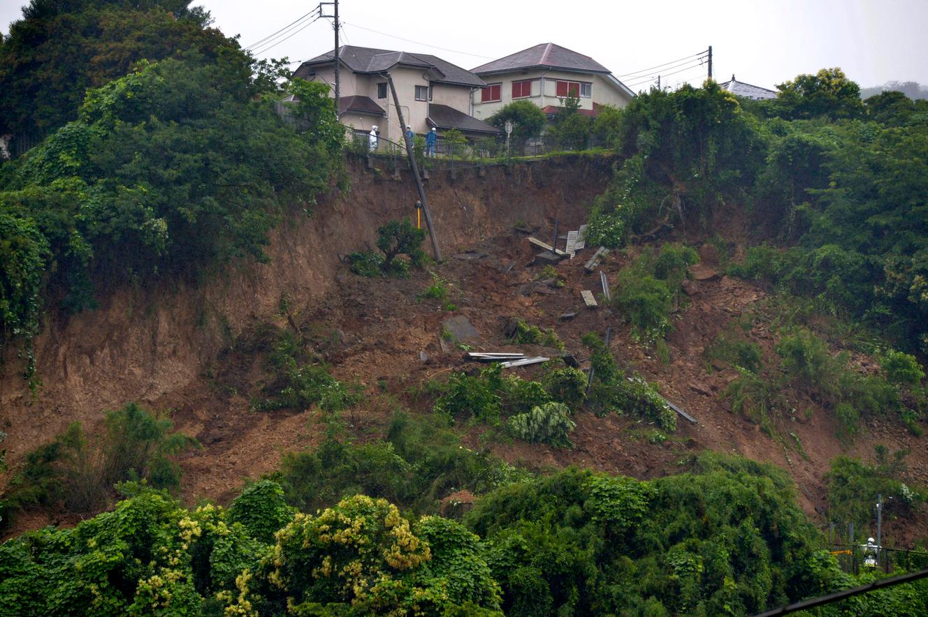 Los rescatistas intervienen en Zushi, en la prefectura de Kanagawa, el sábado 3 de julio de 2021.