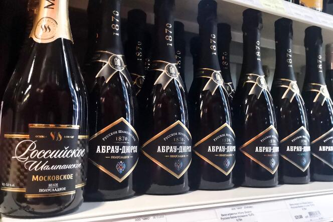 Des bouteilles de « champagne » russe, dans une petite boutique du centre de Moscou, le 3 juillet 2021.