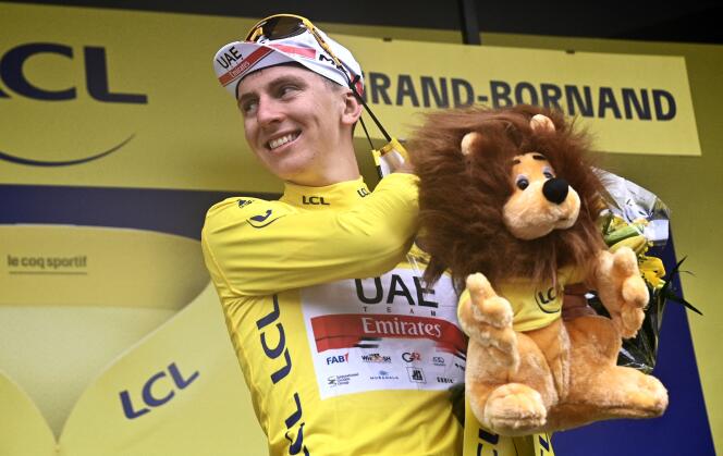 Tadej Pogacar endosse le maillot jaune, à l’arrivée de la huitième étape du Tour, au Grand-Bornand (Haute-Savoie), le 3 juillet 2021.