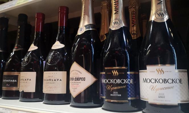 Des bouteilles de « champagne » russe, dans une petite boutique du centre de Moscou, le 3 juillet 2021.