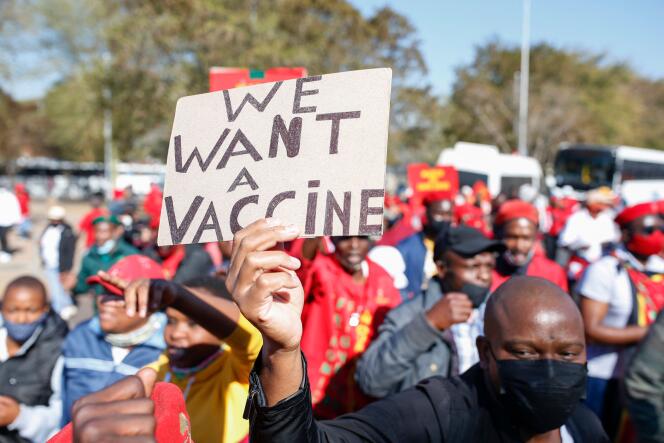 Manifestation pour réclamer l’homologation des vaccins chinois et russe, à Pretoria, en Afrique du Sud, le 25 juin.