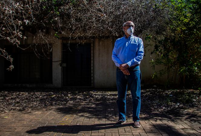 Le journaliste nicaraguayen Carlos Fernando Chamorro, devant les bureaux d’El Confidencial à Managua le 14 décembre 2020. Des policiers ont expulsé de force le journaliste Carlos Fernando Chamorro, alors qu’il tenait une conférence de presse dans les bureaux confisqués deux ans auparavant par le régime du président Daniel Ortega.