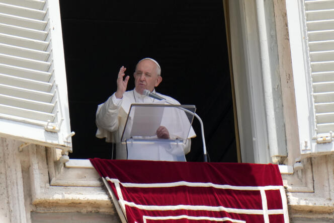 El Papa recita el Ángelus en el Vaticano, el domingo al mediodía.