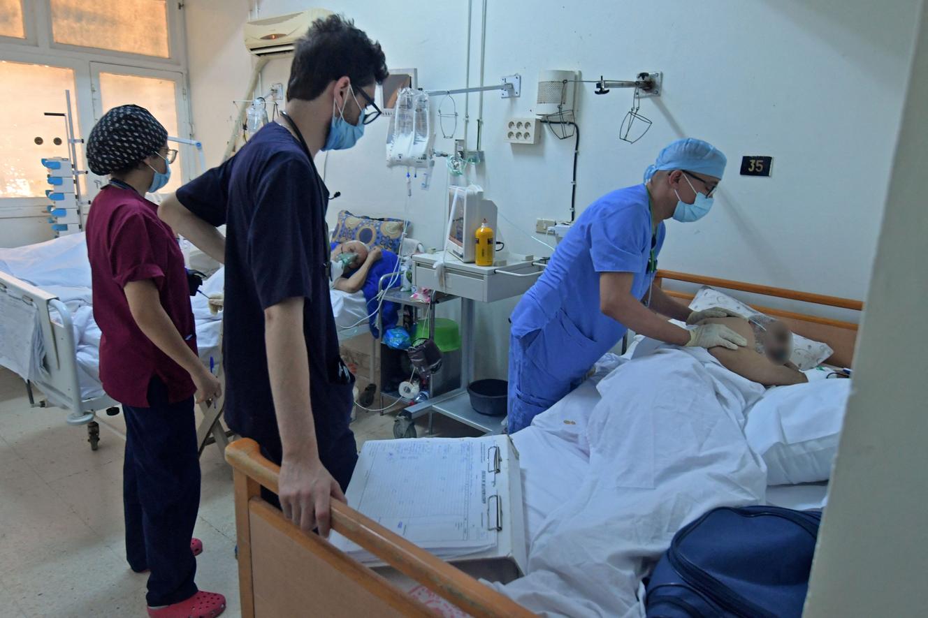 Een medisch team zorgt voor een patiënt met Covid-19 in het Aglabed-ziekenhuis in Kairouan, 4 juli 2021.