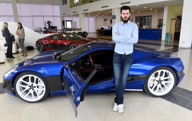 Mate Rimac, devant une Concept One de Rimac Automobili, à Sveta Nedelja, près de Zagreb, en février 2016.