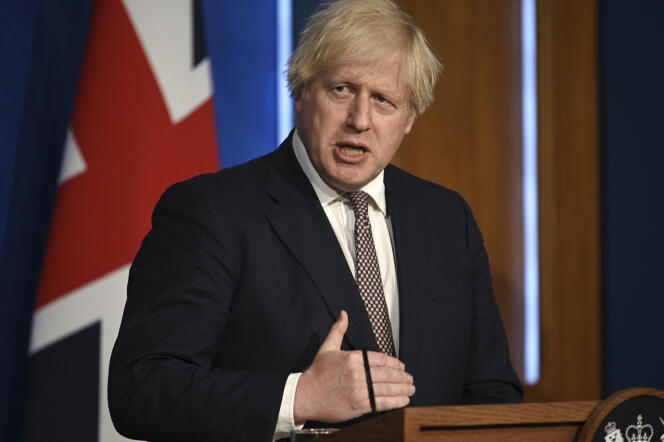 Le premier ministre britannique, Boris Johnson, donne une conférence de presse, lundi 5 juillet, à Londres, pour annoncer la fin des restrictions sanitaires le 19 juillet.