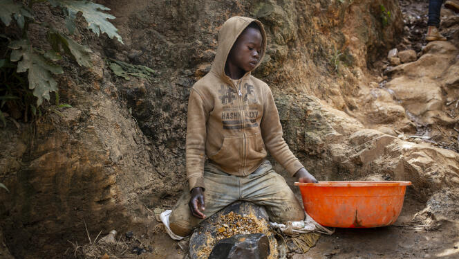 Victorin (le prénom a été changé) travaille dans la mine d’or artisanale de Kadumwa, près du village de Luhwindja, dans l’est de la République démocratique du Congo (RDC), le 24 juin 2021.