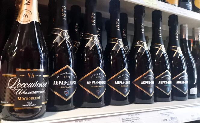 Des bouteilles de « champagne » russe, dans une petite boutique du centre de Moscou, le 3 juillet 2021.