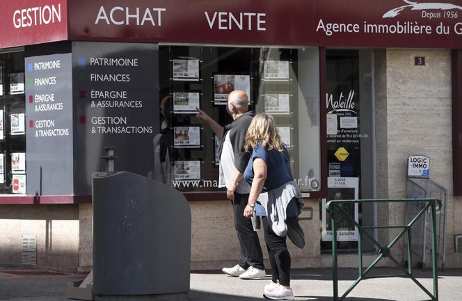 Devant une agence immobilière, à Biarritz (Pyrénées-Atlantiques), le 23 mai 2021.