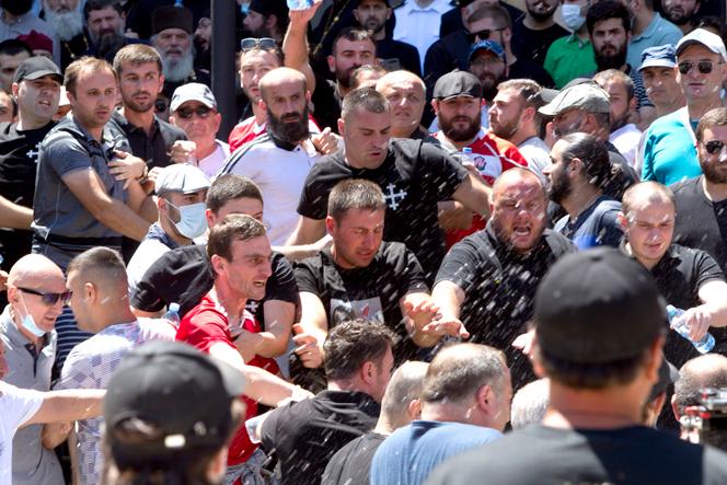 Des hommes manifestent contre la Marche des fiertés à Tbilissi, en Géorgie, lundi 5 juillet 2021.