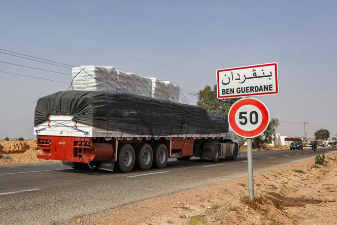 Sur la route reliant la ville de Ben Guerdane, dans le sud de la Tunisie, à la Libye, le 4 juin 2021.
