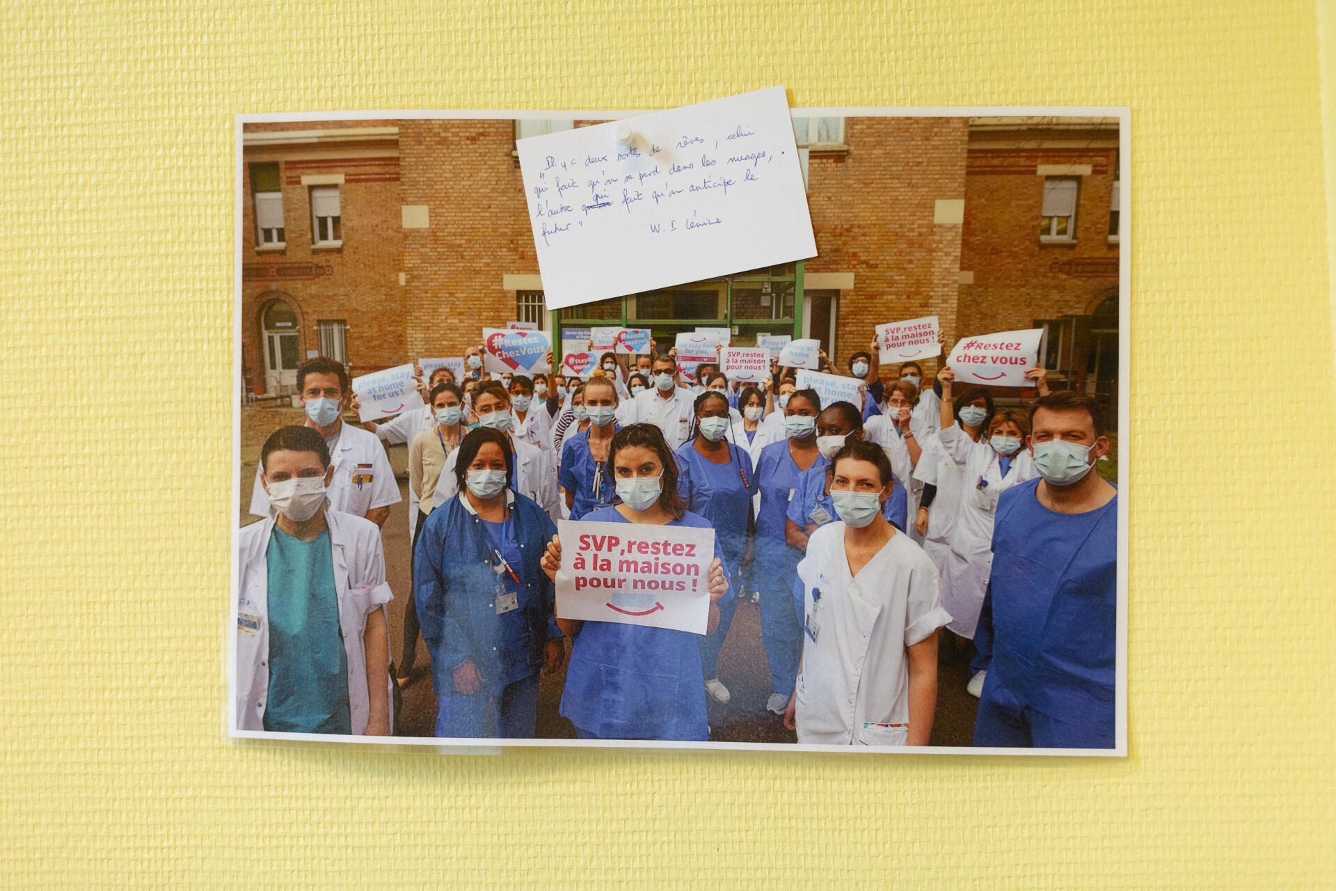 Photo de l’équipe du service de maladies et infectieuses et tropicales de l’hôpital Bichat à Paris, pendant la première vague de l’épidémie de Covid-19.