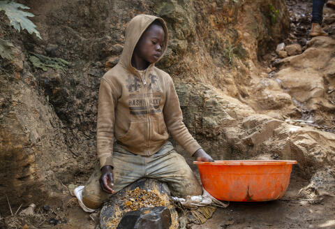 Victorin, jeune garçon qui travaille dans la mine d’or artisanale de Luhwindja.