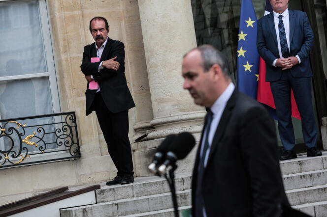 Le secrétaire général de la CGT, Philippe Martinez écoutant celui de la CFDT, Laurent Berger à leur sortie de l’Elysée, le 6 juillet.